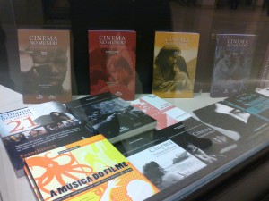 foto-livros-na-vitrine-livraria-frei-caneca